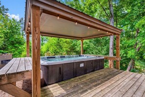 Outdoor spa tub - A Stone's Throw: DogFriendly •WalkToTown •HotTub (Gatlinburg)
