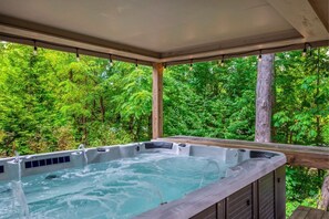 Outdoor spa tub - A Stone's Throw: DogFriendly •WalkToTown •HotTub (Gatlinburg)