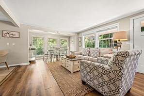 Smart TV, fireplace - A Stone's Throw: DogFriendly •WalkToTown •HotTub (Gatlinburg)