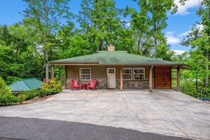 Exterior - A Stone's Throw: DogFriendly •WalkToTown •HotTub (Gatlinburg)