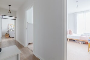 2 bedrooms, internet, bed sheets - Modern 2BD Flat in Mile End with Private Balcony (Greater London)
