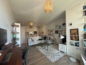TV, stereo, offices - Modern 2BD Flat in Mile End with Private Balcony (Greater London)