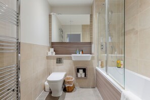 Shower, hair dryer - Modern 2BD Flat in Mile End with Private Balcony (Greater London)