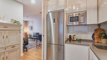 Coffee/tea maker, electric kettle, highchair