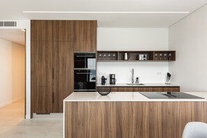 Geladeira, micro-ondas, fogão, lava-louças