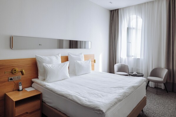 Deluxe Room, 1 King Bed with Sofa bed, City View