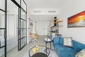 Leilighet – comfort, balkong, byutsikt | Oppholdsområde | Flatskjerm-TV