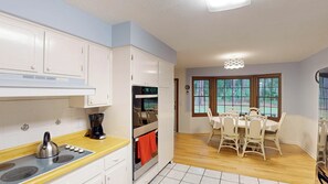 冷蔵庫、電子レンジ、オーブン、コンロ