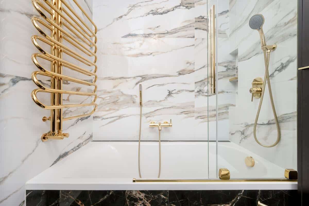 Douche, séchoir à cheveux, serviettes fournies, shampooing