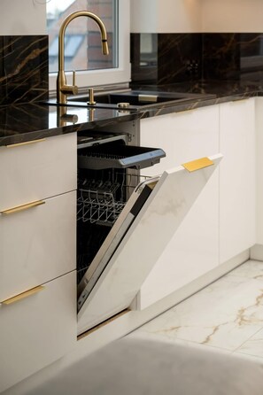 Fridge, oven, stovetop, dishwasher