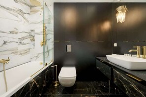 Dusche, Haartrockner, Handtücher, Shampoo