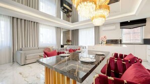 Un interior moderno con comedor, sofá y cocina.