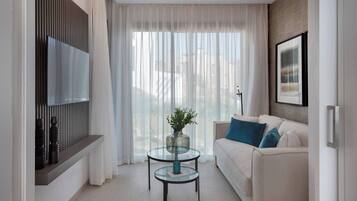 Een televisie en een open haard