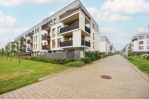 Exterior - Spacious Apartment | 2 Bedrooms, Balcony, Parking (Warszawa)