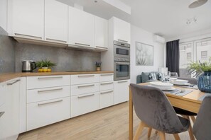 Fridge, microwave, oven, stovetop - Spacious Apartment | 2 Bedrooms, Balcony, Parking (Warszawa)