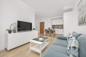 TV - Spacious Apartment | 2 Bedrooms, Balcony, Parking (Warszawa)