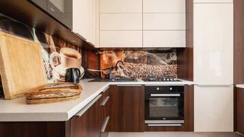 Kühlschrank, Mikrowelle, Ofen, Herdplatte