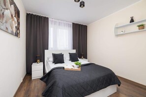3 habitaciones, tabla de planchar con plancha, wifi y ropa de cama 