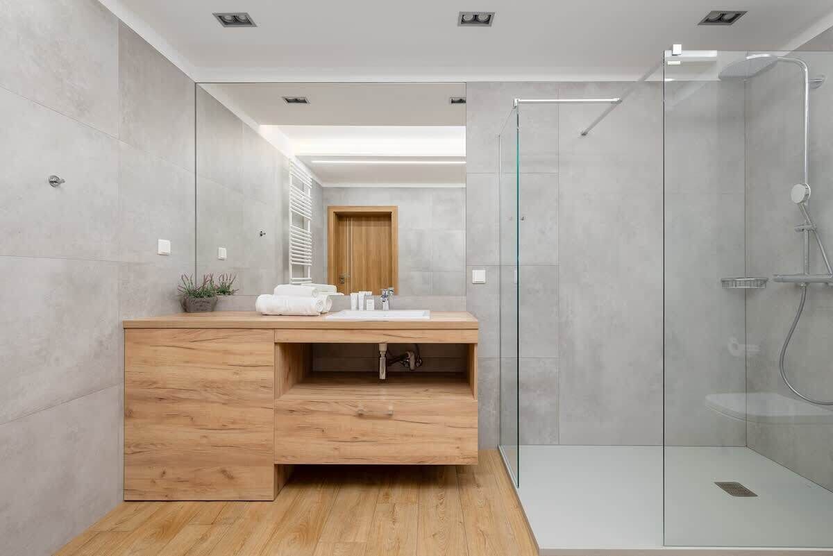 Shower, hair dryer, towels, shampoo