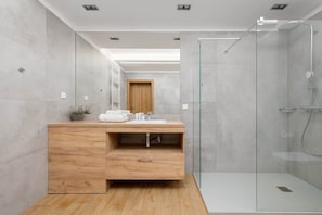 Dusche, Haartrockner, Handtücher, Shampoo
