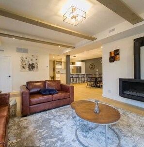TV, fireplace - The Gabriel, minutes to the village /free shuttle (Mont-Tremblant)