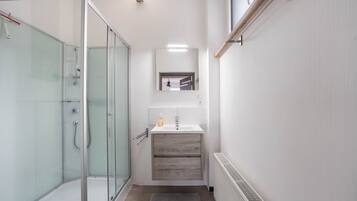 Haartrockner, Handtücher, Seife, Toilettenpapier