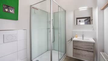 Haartrockner, Handtücher, Seife, Toilettenpapier