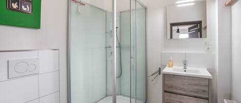 Hårtørrer, håndklæder, Sæbe, Toiletpapir