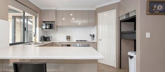 Civic Garden Villa close to Westfield Shopping Centre