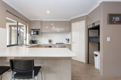 Civic Garden Villa close to Westfield Shopping Centre