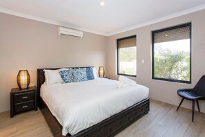 3 bedrooms, iron/ironing board, WiFi, bed sheets