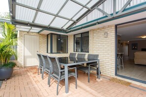 Outdoor dining - Civic Garden Villa close to Westfield Shopping Centre (Cannington)