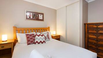3 bedrooms, iron/ironing board, WiFi, bed sheets