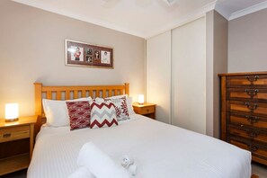 3 bedrooms, iron/ironing board, WiFi, bed sheets - Civic Garden Villa close to Westfield Shopping Centre (Cannington)