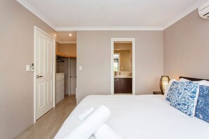 3 slaapkamers, een strijkplank/strijkijzer, wifi, beddengoed