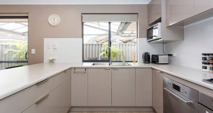 Civic Garden Villa close to Westfield Shopping Centre