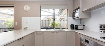 Civic Garden Villa close to Westfield Shopping Centre