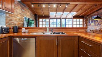 Microwave, oven, dishwasher, coffee/tea maker
