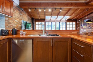 Microwave, oven, dishwasher, coffee/tea maker