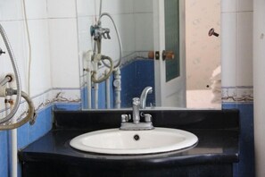 Bathroom - Guilin Triumph Hotel (North Railway Station) (Guilin)