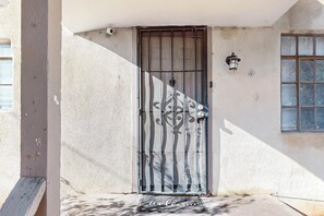 Exterior detail - Charming house in amazing Albuquerque with WiFi, AC (Albuquerque)