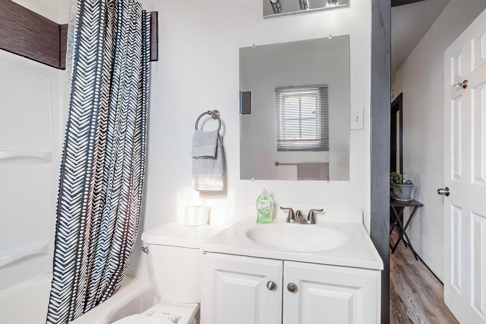 Secadora de cabello, toallas, jabón, shampoo 