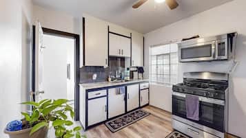 Cookware/dishes/utensils