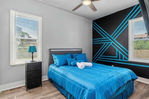 5 bedrooms, desk, iron/ironing board, free WiFi - 13mins from Beach/jet tubs/projector screen/fire place/game rm/exercise rm/ (Gary)