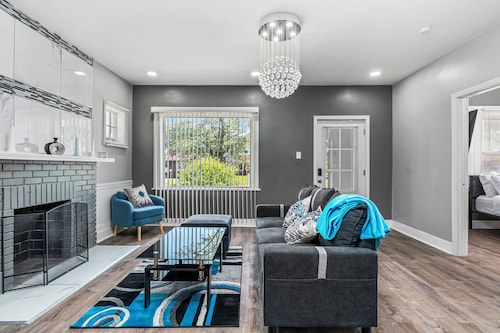 13mins from Beach/jet tubs/projector screen/fire place/game rm/exercise rm/