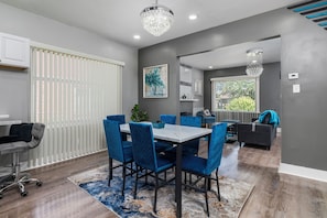 Dining - 13mins from Beach/jet tubs/projector screen/fire place/game rm/exercise rm/ (Gary)