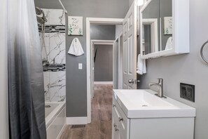 Jetted tub, hair dryer, towels, soap - 13mins from Beach/jet tubs/projector screen/fire place/game rm/exercise rm/ (Gary)