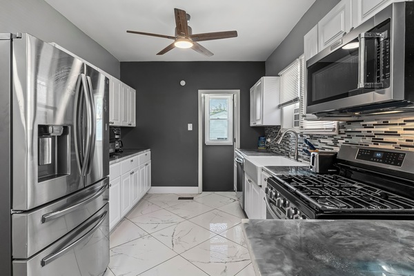 Micro-ondes, four, plaque de cuisson, cafetière/bouilloire