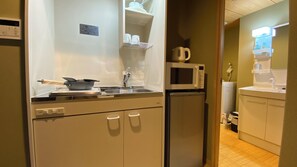Fridge, microwave, stovetop, electric kettle - citystaynanbaminami (Osaka)