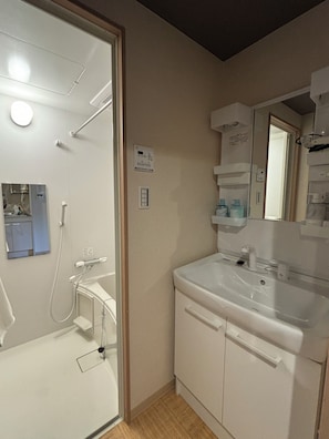 Comfort-dobbeltværelse - balkon | Badeværelse | Kombination af bruser/badekar, hårtørrer, håndklæder, Shampoo